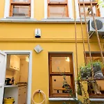 La Gardenia : 4br With Private Garden Vila